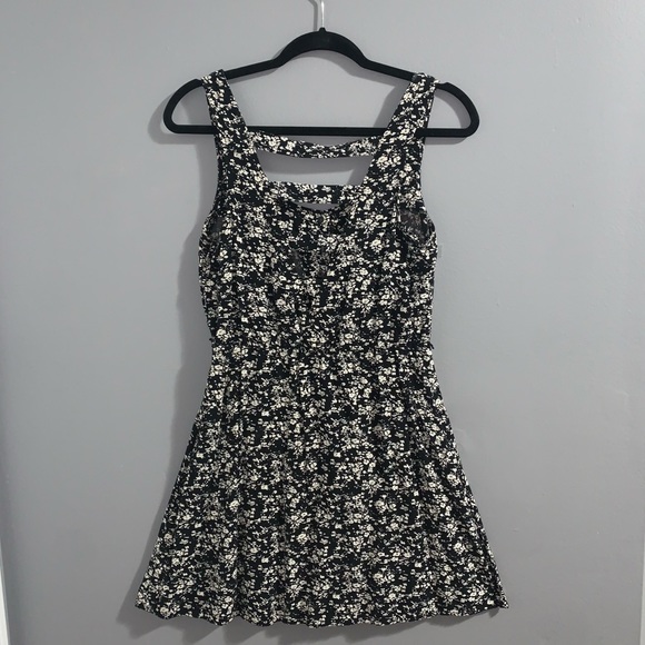 Forever 21 Dresses & Skirts - Summer dress with cutouts on back!